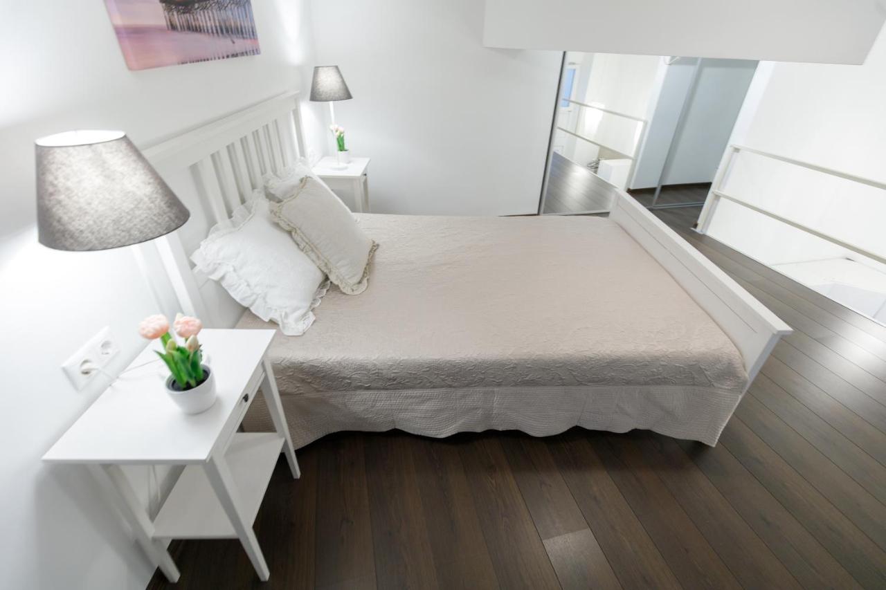 Sleek Minimalist Studio At Inner City Budapest Exterior photo