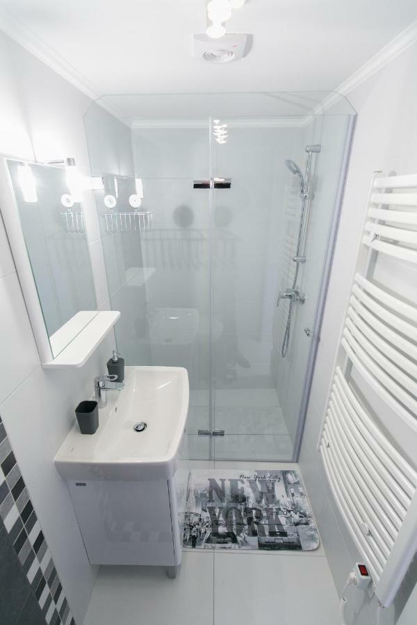 Sleek Minimalist Studio At Inner City Budapest Exterior photo